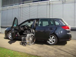 Die Rollstuhlverladehilfe LADEBOY 2 im Subaru Legacy Kombi.