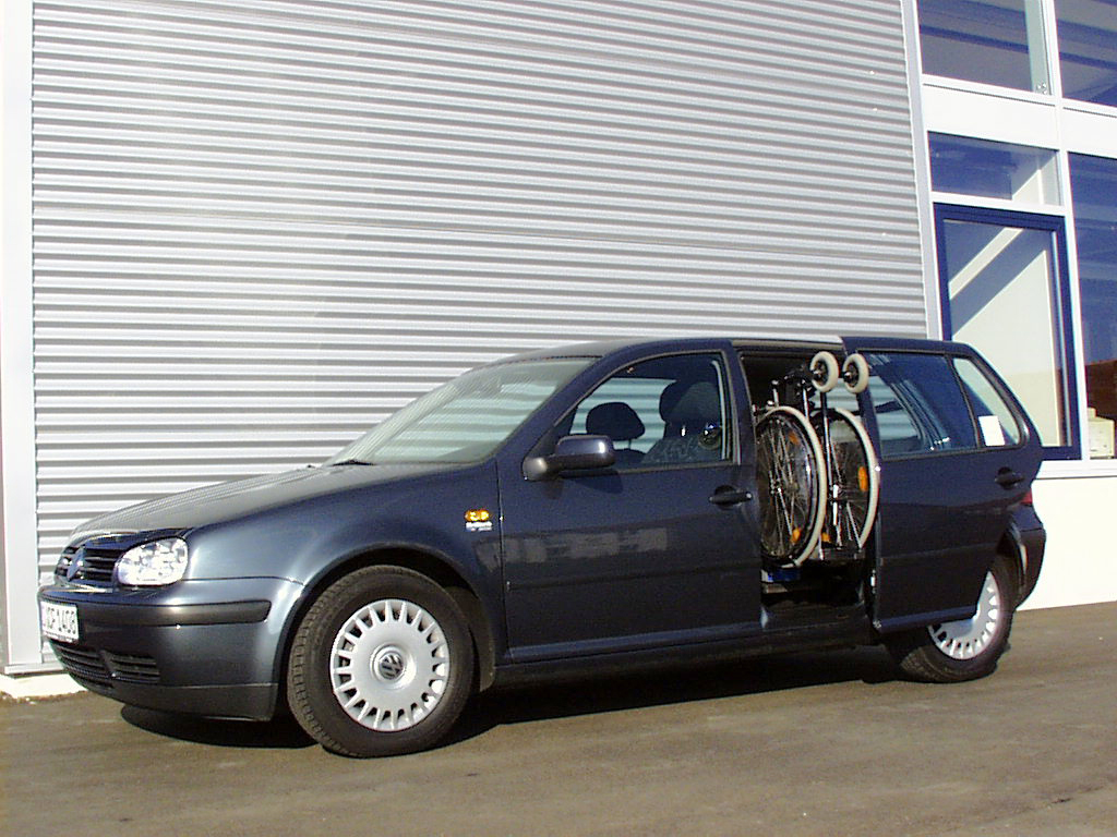 Rollstuhlverladesystem LADEBOY S2 im VW Golf 4 Schrägheck 1999-2004.
