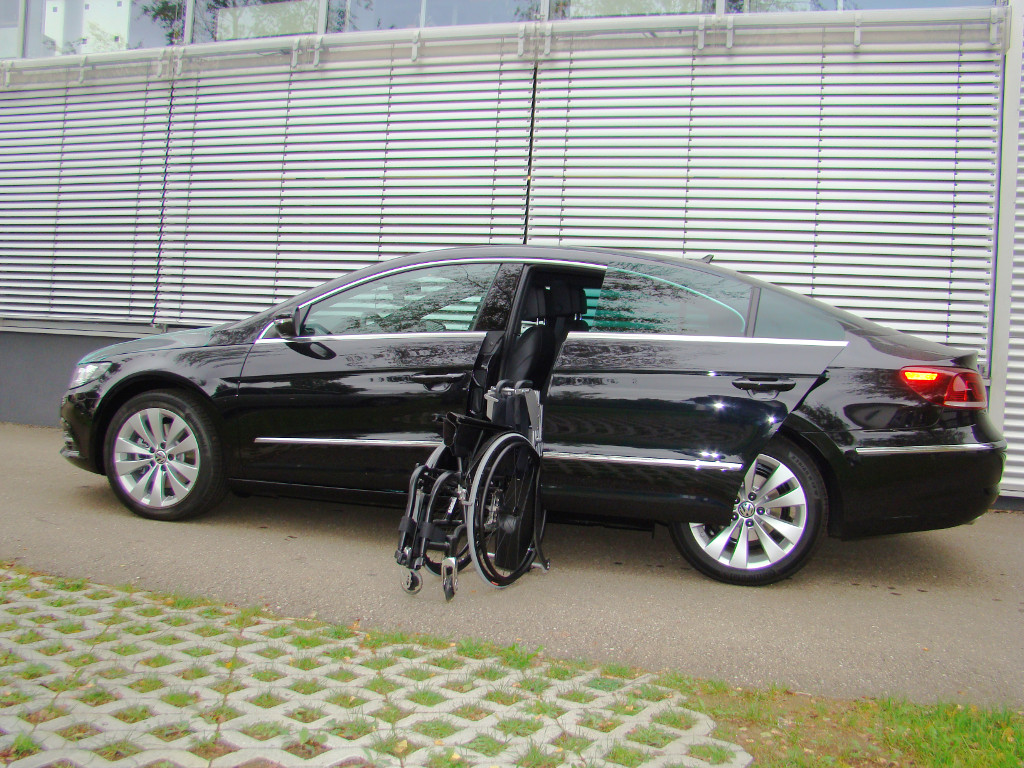 Das Rollstuhlverladesystem LADEBOY S2 im VW Passat CC.