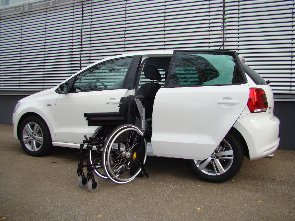 Der Rollstuhlverladelift LADEBOY S2 im VW Polo.
