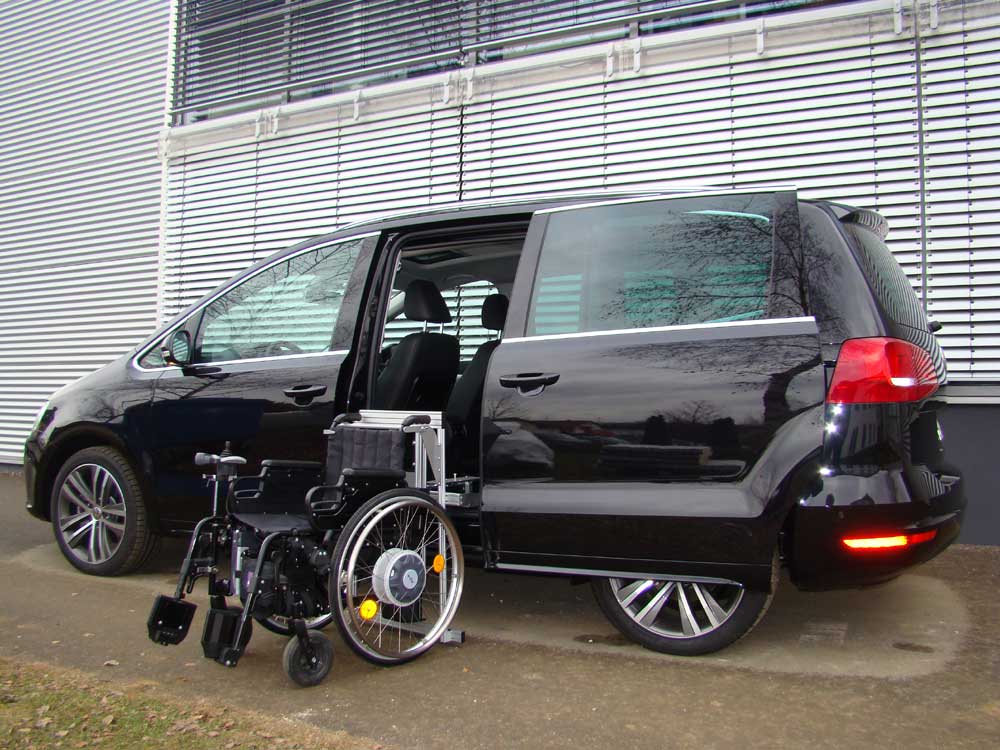 Die Rollstuhlverladehilfe LADEBOY S2 für einen ungefalteten Rollstuhl im VW Sharan II.