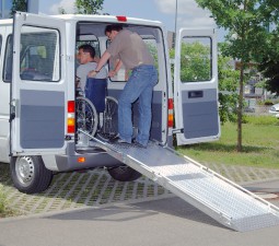 Aluminiumklapprampe für den Personentransport.