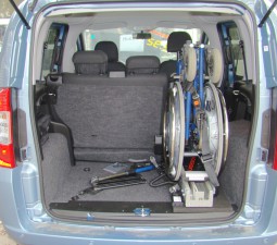 Das Rollstuhlverladesystem LADEBOY S für die Verladung des Rollstuhls stehend im Kofferraum.