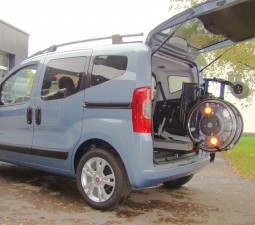 Die Rollstuhlverladehilfe LADFEBOY S im Fiat Qubo.