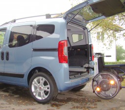 Der Rollstuhllverladelift LADEBOY S im Fiat Qubo.