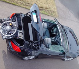 Das Rolltuhlverladesystem LADEBOY als Sonderausführung für PKW Typ Cabrio Mercedes SL.