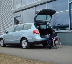 Die Rollstuhlverladehilfe LADEBOY im VW Passat Variant mit e-fix Rollstuhl.