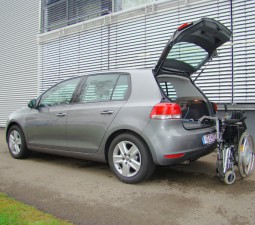 Das Rollstuhlverladesystem LADEBOY im VW Golf Schrägheck.