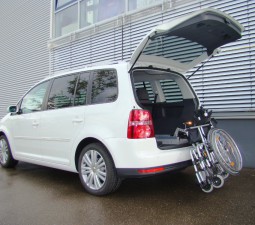 Die Rollstuhlverladehilfe LADEBOY im PKW Typ Van. Hier VW Touran.