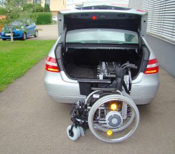 Der Rollstuhllift LADEBOY im PKW Typ Limousine. Hier Mercedes E-Klasse.