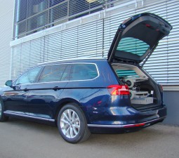 Der Rollstuhlverladelift LADEBOY im VW Passat Variant.