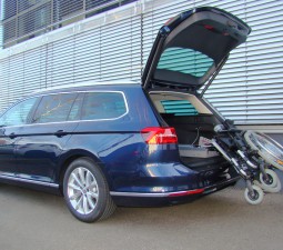 Die Rollstuhlverladehilfe LADEBOY Maximum. Bild mit e-fix Rollstuhl.