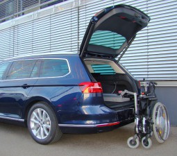 Das Rollstuhlverladesystem LADEBOY Maximum zur Verladung eines Elektrorollstuhls.