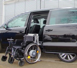 Das Rollstuhlverladesystem LADEBOY S2 für einen ungefalteten Rollstuhl.