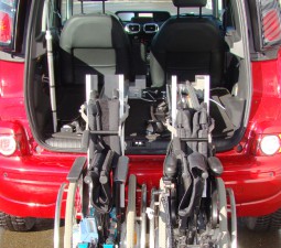 Zwei Rollstühle mit dem Rollstuhllift LADEBOY S stehend im Kofferraum verladen.