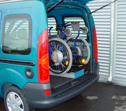 Rollstuhl mit Elektroantrieb ungefaltet in den Kofferraum einladen mit dem LADEBOY.