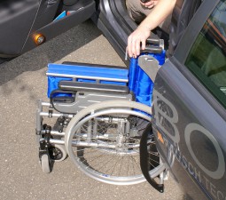 Sinnvolle Anfahrhilfe beim Rollstuhlverladesystem LADEBOY S2.