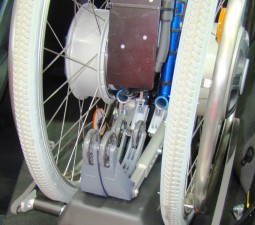 Rollstuhl inklusive Kippstützen mit dem LADEBOY S2 verladen.