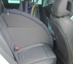 Das Rollstuhlverladesystem LADBOY S2 mit einem Sitzplätz in der 2. Sitzreihe.