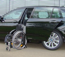 Das Rollstuhlverladesystem LADEBOY S2 mit automatischer Schwenktür.
