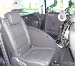 Das Rollstuhlverladesystem LADEBOY S2 mit einem ungefalteten Elektrorollstuhl mit e-fix Antrieb.