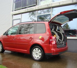 Das Rollstuhlverladesystem SCOOTERBOY im VW Touran.