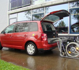 Das Rollstuhlverladesystem SCOOTERBOY im VW Touran.